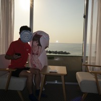 豪華温泉ホテルの窓から眺める、海に沈む夕日。彼女と白浜に来て良かった！