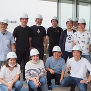 株式会社クラフ 代表取締役社長 藤崎 将嗣（後列左から3番目）、写真は宮崎市内にSOCを建設工事中、社員とともに当時撮影された一枚