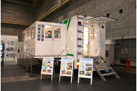 災害発生時に現地対策本部の機能を発揮する対策本部車を展示、全国に113台が配備(国土交通省・近畿地方整備局) 画像