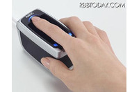 指紋認証と指静脈認証を同時に行うNEC製スキャナを販売（綜合警備保障） 画像