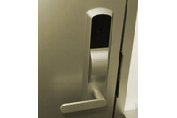 情報漏洩のおそれがある操作が行われた際、セキュリティルームの電子錠と連動して利用者の退出を不可能にするシステムを販売(大日本印刷) 画像