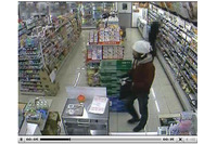 桶川市内で発生したコンビニ強盗事件の防犯カメラ映像を公開(埼玉県警) 画像