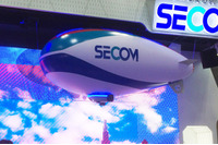 【セキュリティショー2015】1/3サイズの自立型飛行船を使い防犯イメージのデモ(セコム) 画像