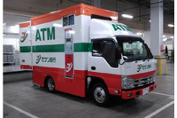 災害時などでも車載して移動できる新移動ATM車両を導入(セブン銀行) 画像