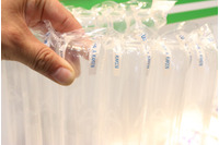 災害時の避難所などで使用する簡易エアーマットを展示(サンエー化研) 画像