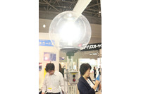 災害・停電時にも消えないバッテリー内蔵街路灯を展示(イズミ) 画像