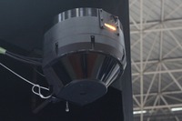 レーザー光の反射を利用し可視光用の監視カメラが苦手としていた夜間や低照度下での監視が可能に(コニカミノルタ) 画像