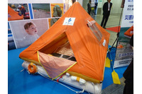 水に浮く災害用テントを展示(藤倉ゴム工業) 画像