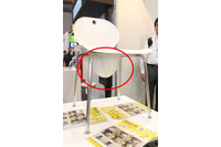 災害発生時にヘルメットとして使えるイスを展示(マモリス) 画像