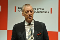 Facebook は価値 1 兆円増加、