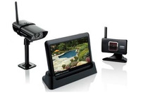 屋内用・屋外用の2台セットのネットワークカメラを発表、インターネット経由でスマートフォンやタブレットから撮影の様子を確認可能(ユニデン) 画像