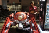 「攻殻機動隊 ARISE」東京ゲームショウ2013でのハッキングを開始、会場内の自動販売機で「JINS PC」を発売 画像