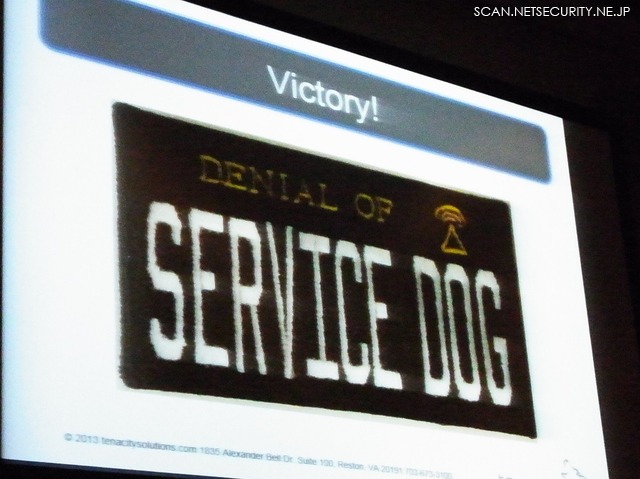 「DENIAL OF SERVICE DOG」の刺繍。東スポのような手法である。