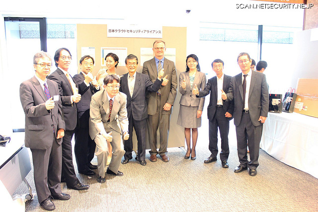 Jim Reavis 氏とCSAジャパン役員（写真後列左から四人目筆者）
