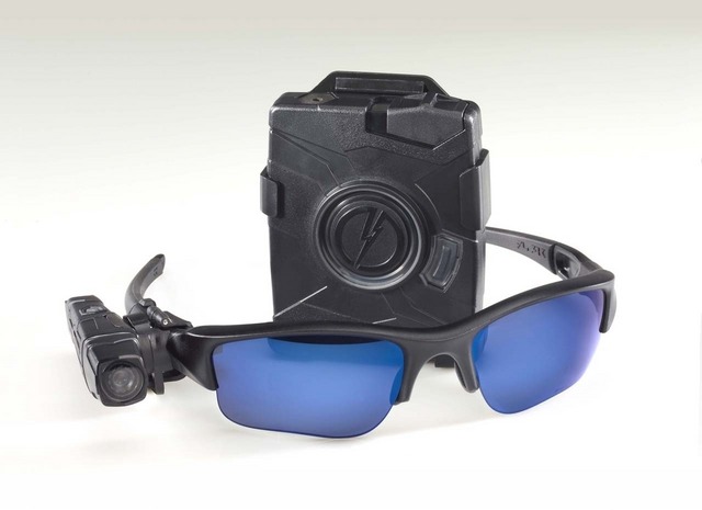 TASER社の「AXON Flex」は眼鏡着用タイプ。同社を含め複数のメーカーの製品が導入される（画像は同社Webより）。