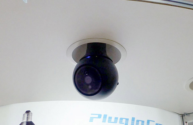 照明用ソケットを利用したカメラ機器に関して、同社は国内外での関連特許を取得している。写真は360度回転+オートトラッキング機能を備えた「PlugInCam ROBOT」。