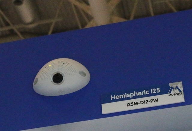 既存の防犯カメラのデザインイメージとは異なるかまぼこ型の「Hemispheric i25」
