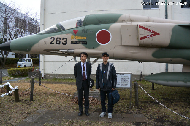 戦闘機の前で記念撮影。いつもより気持ちテンションの高い一田和樹先生でした