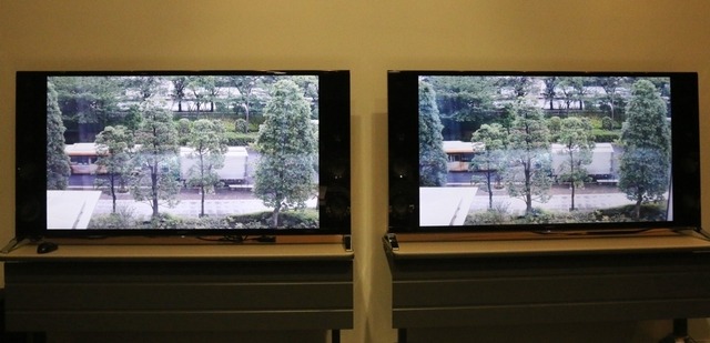 「SNC-VM772R」（左）と同社のFullHD解像度のカメラ（右）の実映像を使った比較。写真では分かりにくいが、街路樹の葉っぱや地面のタイトルなど4Kの方が鮮明に描写されていた（撮影：編集部）