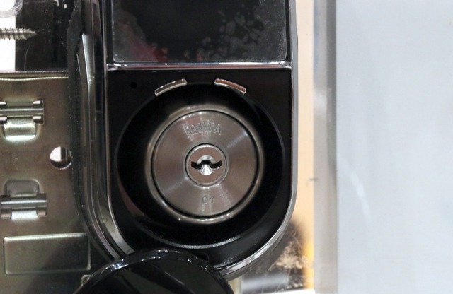 「LINKEY」は、前面の認証端末のカバーを外すとシリンダーが出てくる。電池が切れた場合にはこのシリンダーに物理キーを差し込み操作できる（撮影：防犯システムNAVI取材班）