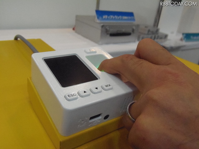 指紋認証でシャッターやロッカーが開く。この機器で指紋登録も可能（1500指まで登録）