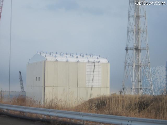 免震重要棟裏より1号機原子炉建屋を臨む（1月9日撮影）