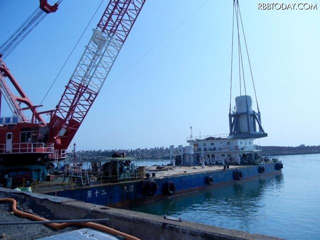 第二セシウム吸着装置の陸揚げ（2011年7月26日撮影）