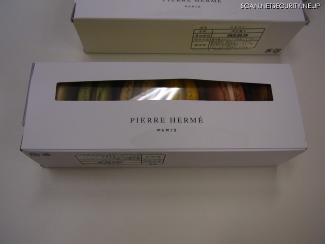 Scan覆面座談会参加者の先生方には編集長上野からピエール・エルメの菓子が手土産として配られました