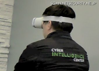 記者会見準備中に VR ヘッドセットをつけて何か作業をしていたセンタースタッフ、身にまとっているのは eCIC のスタッフジャンパー