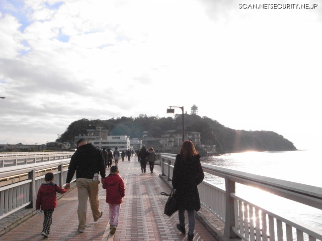 駅から橋を渡ると江ノ島です。ゆたかくんは遠くに見える展望台あたりにいるとのことですがいませんでした。