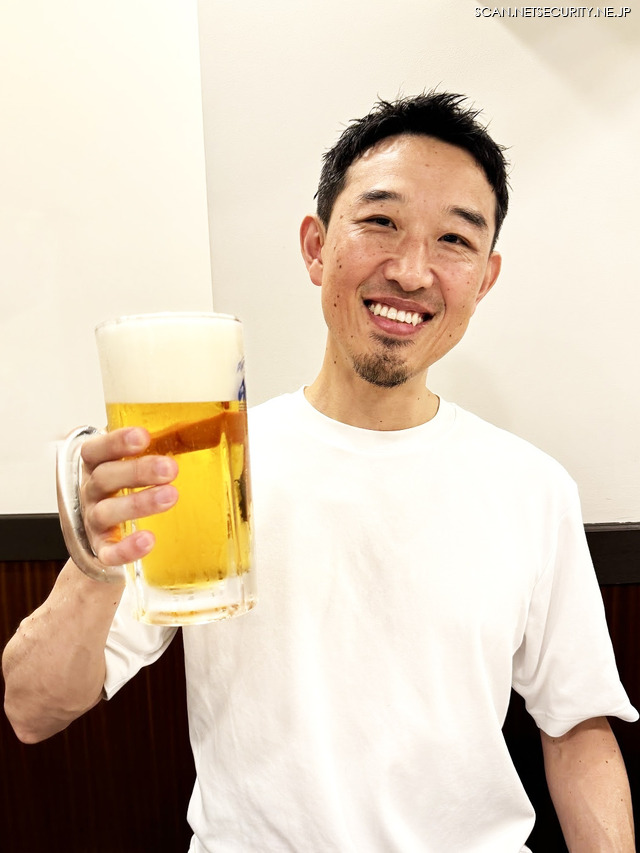 浅草の神谷バーでデンキブランを飲む前のまだ元気な編集長