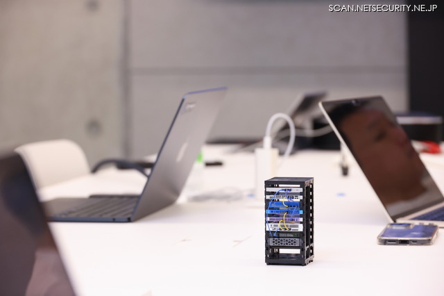 編集部員私物「手のひらネットワーク機器 1, 2」