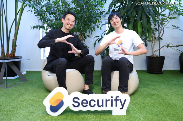 ハンドサインは Securify の「S」、（右）スリーシェイク 手塚氏、（左）ScanNetSecurity 上野