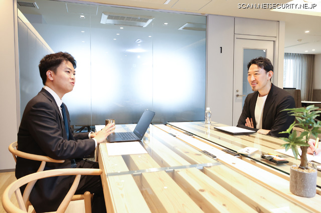 Cloudbase株式会社 代表取締役 岩佐 晃也 氏（左）、ScanNetSecurity 編集人 上野 宣（右）（撮影：宮川 舞子）