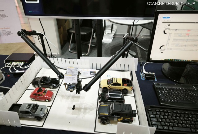 駐車場の統合監視カメラシステムの模型。火災や事故の他、空きスペースの確認、予約、課金、車両の入退室管理も可能。