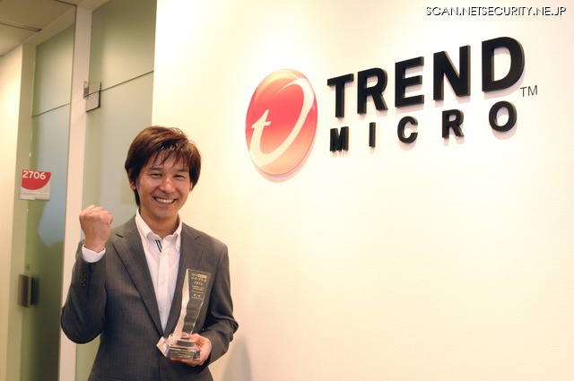 トレンドマイクロ株式会社 エンタープライズマーケティング部 岡野 健人 氏、イードアワード受賞トロフィーとともに