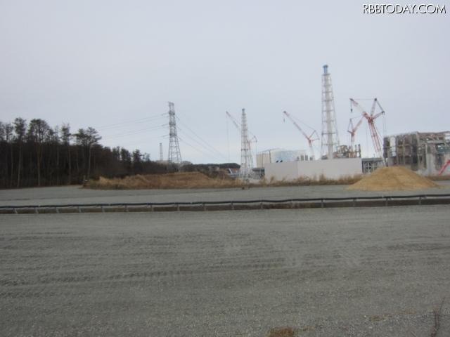 4号機南側高台より原子炉建屋を臨む（1月9日撮影）