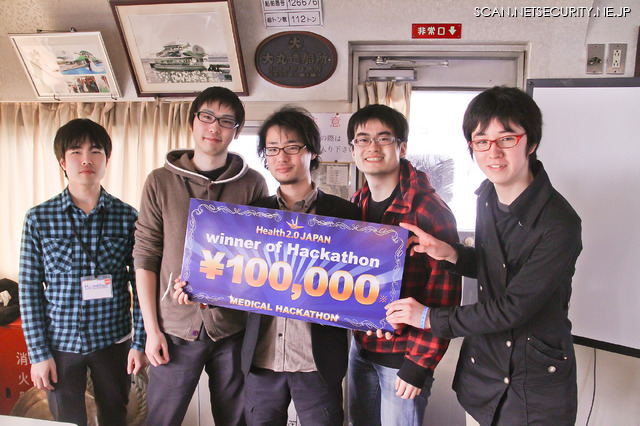 「避難所アセスメントシステム」をテーマに、メディカルハッカソン競技で優勝したチームSherepo(左から林竜彦氏、幕田亮介氏、行田尚史氏、村山寛明氏、羽部真道氏)には、10万円の賞金の他、2014年秋にサンフランシスコで開催されるHealth 2.0 San Francisco 2014 Developer Challenge世界本選へのエントリー資格が与えられる