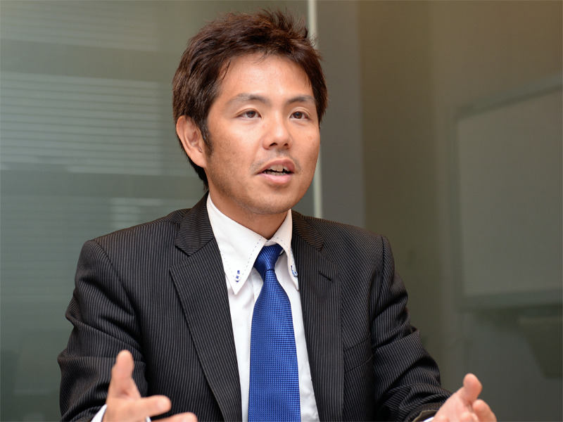 安達徹也氏