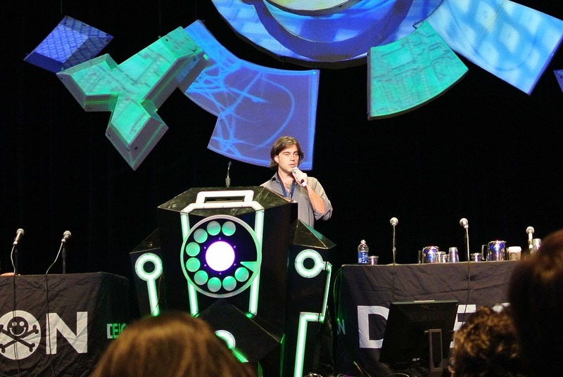 DEF CON22 で講演する Molina 氏