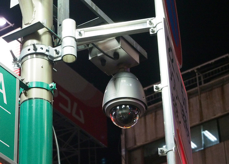 歌舞伎町地区に設置された警察のドームカメラ。専用の制御ボックスとともに街灯の支柱に設置されている。