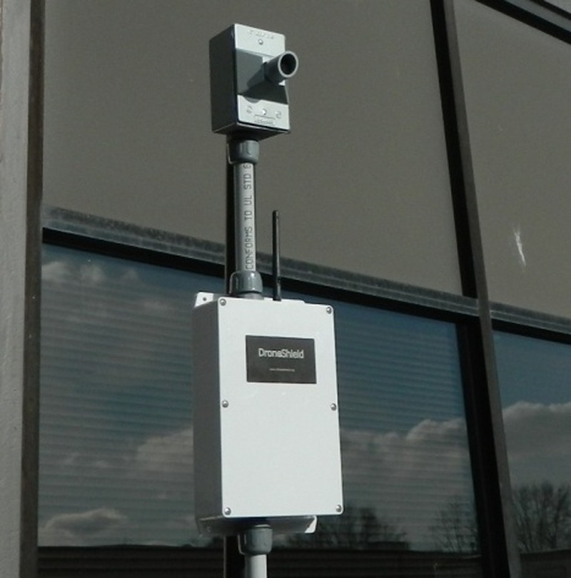 DroneShieldは、150m~1,000mの距離内のドローン接近を検知してアラートを発報するシステム。集積した音を解析することで小型のドローンを検知する。設置が容易なクラウド型サーバーでの利用も可能(画像はプレスリリースより)