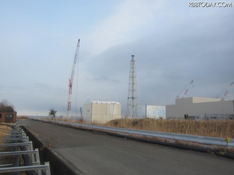 免震重要棟裏より1号機原子炉建屋を臨む（1月9日撮影）