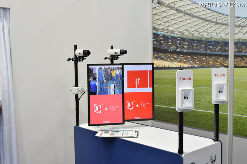 ブースでは来場者が実際に「ウォークスルー顔認証」を体験することができるデモ展示が行われていた(撮影:防犯システム取材班)