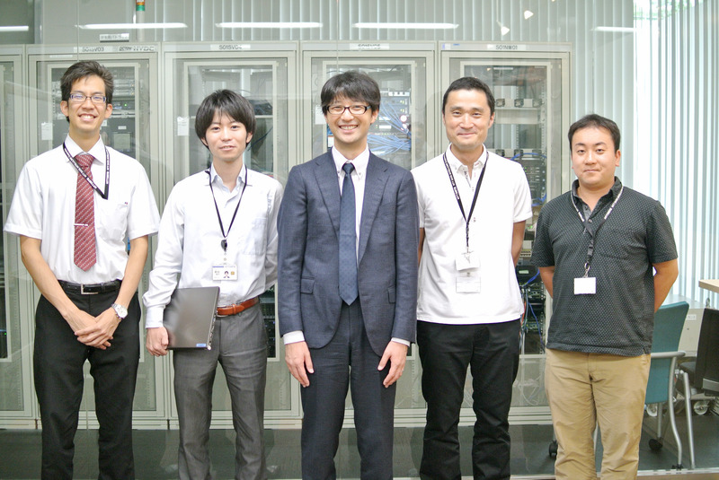 「現場経験者」が多いNTTデータ先端技術株式会社のセキュリティ診断員たち。左から セキュリティ事業部 片岡 湧 氏、新田 裕介 氏、山下 昌弘 課長、滝沢 健 氏、坪田 充弘 氏