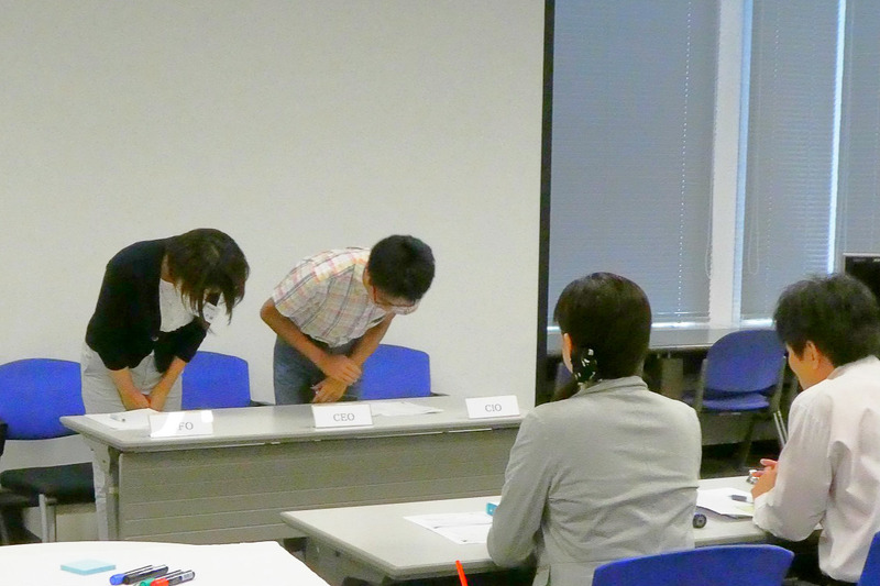 [模擬謝罪会見] 謝罪会見冒頭で、深々と頭を下げる社長役とCFO役の参加者