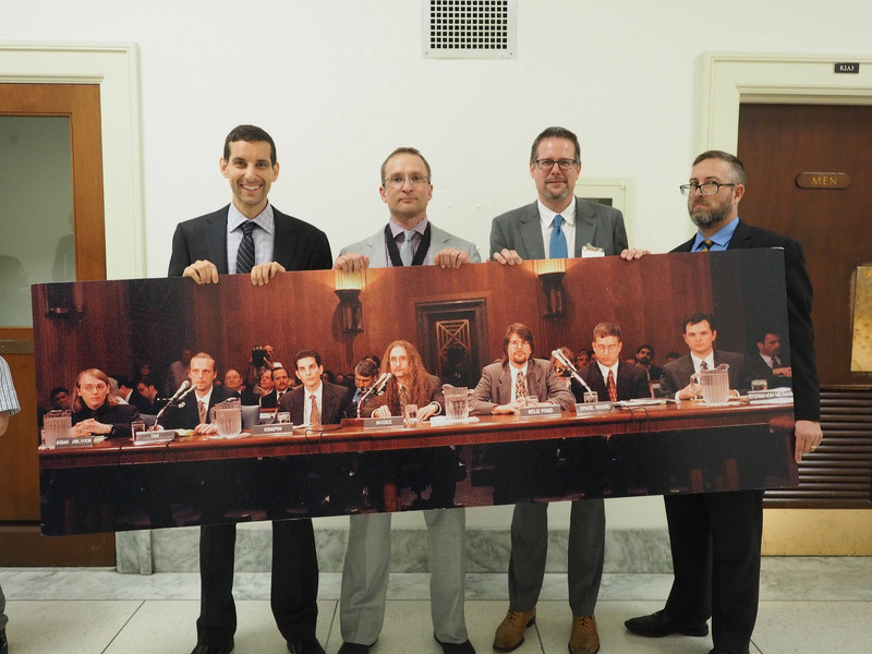 再会した L0pht メンバーと20年前証言時の写真