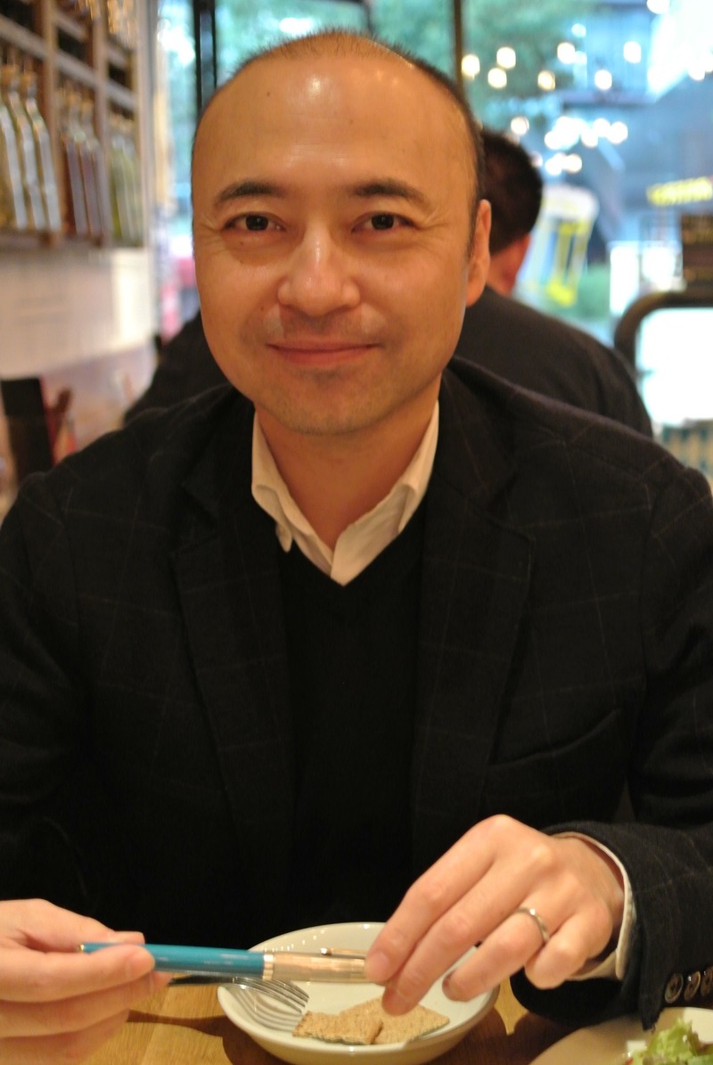 株式会社サイント 代表取締役 兼 脅威分析統括責任者 岩井 博樹 氏、愛用の万年筆を手に