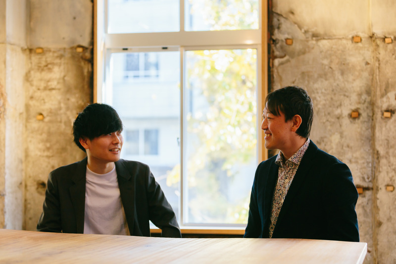 株式会社Flatt Security 代表取締役CEO 井手 康貴（左）、同社外取締役 上野宣（右）