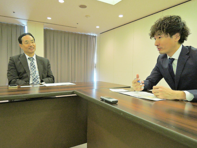 近畿大学工学部教授 電子情報工学科 学科長 就職指導委員会 委員長 竹田 史章 工学博士（左）、株式会社SHIFT SECURITY 代表取締役社長 松野 真一 氏（右）